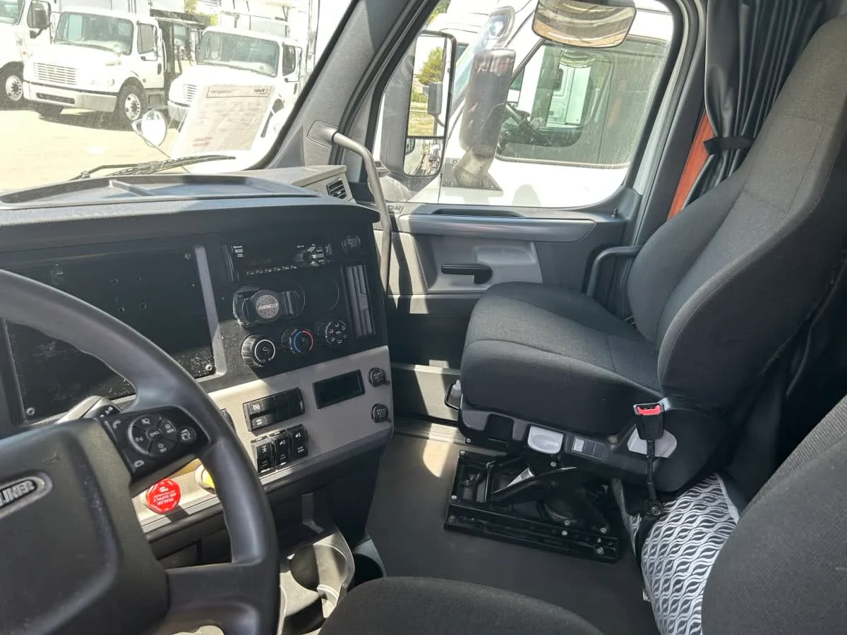 2021 Freightliner Cascadia - image 7