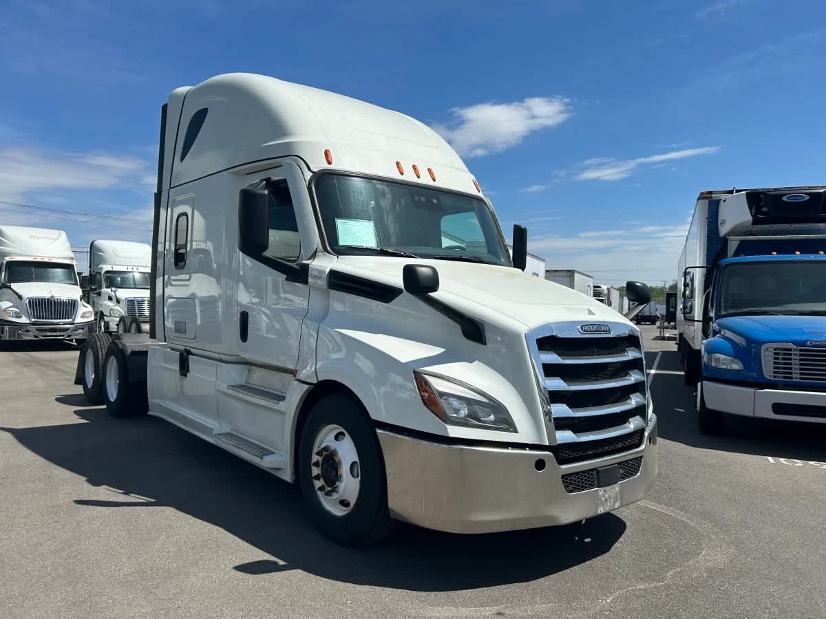 2021 Freightliner Cascadia - image 3