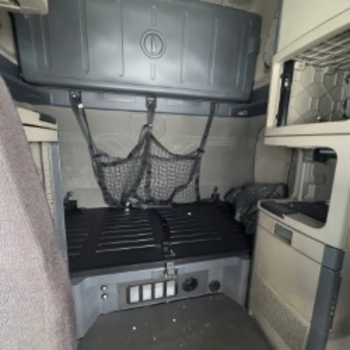 2020 Freightliner Cascadia - image 8