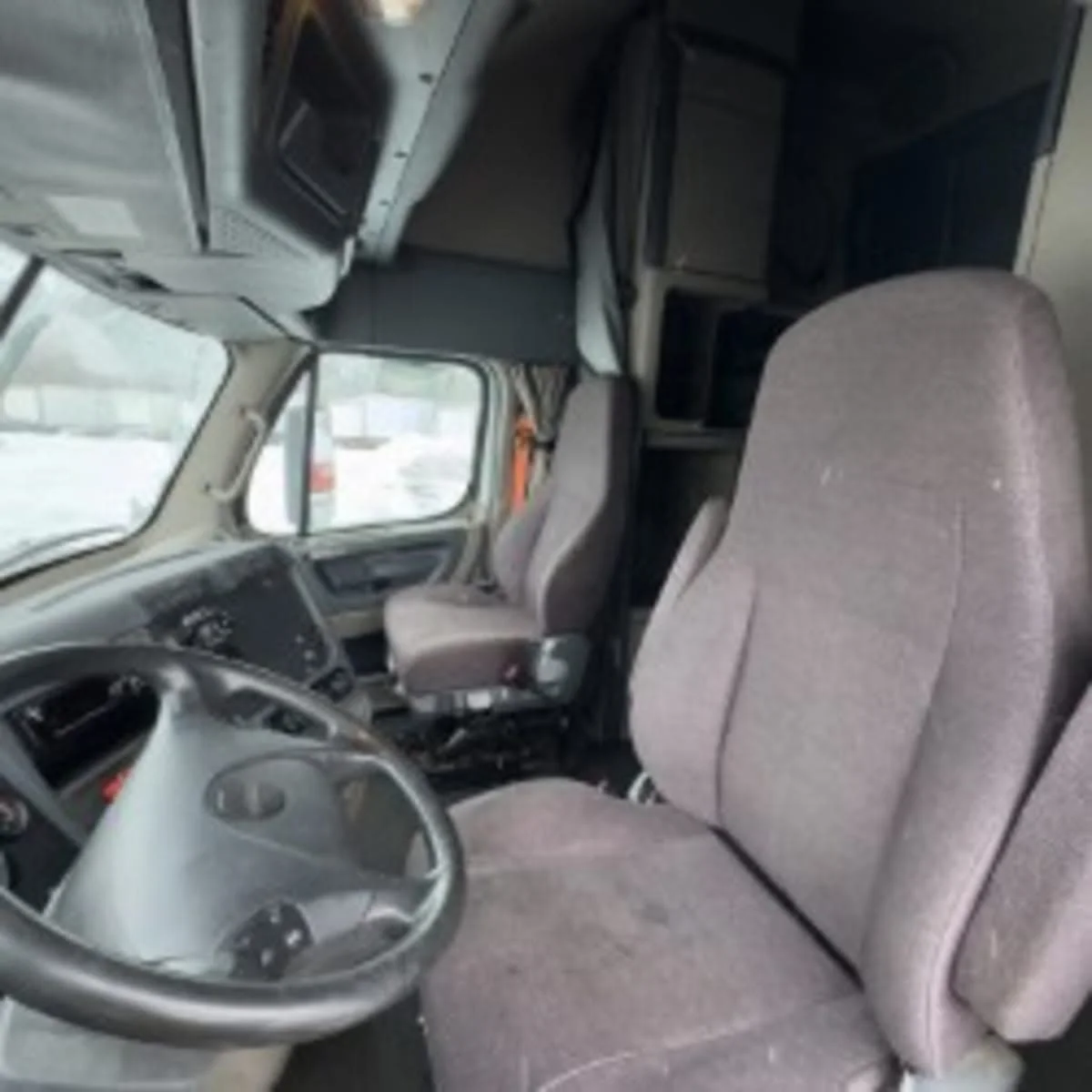 2020 Freightliner Cascadia - image 7