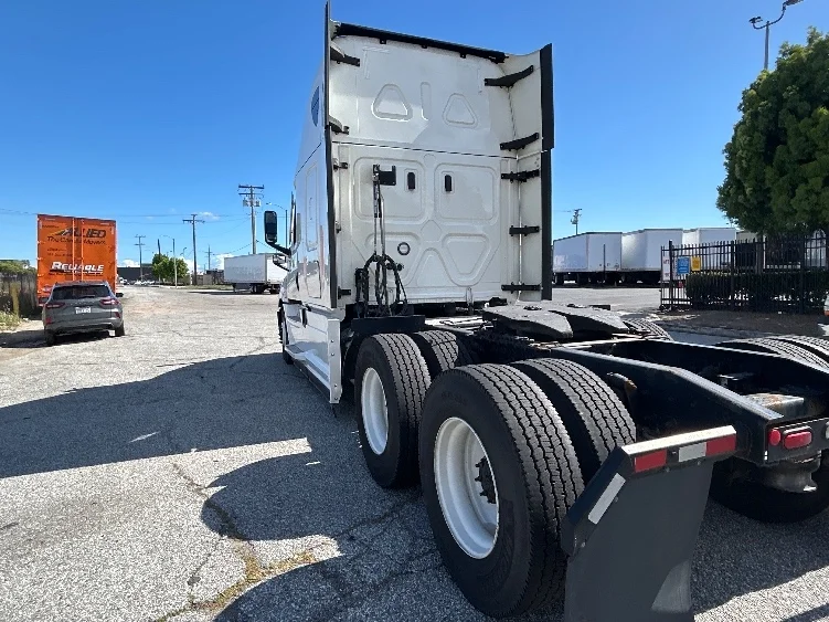 2022 Freightliner Cascadia in Torrance, CA — photo 5