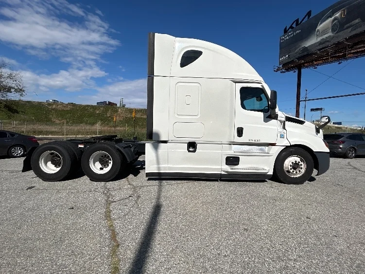 2022 Freightliner Cascadia in Torrance, CA — photo 8