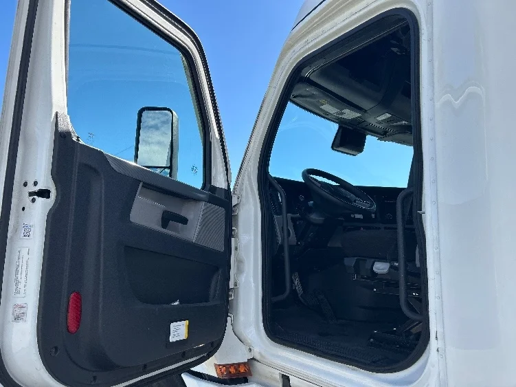2022 Freightliner Cascadia in Torrance, CA — photo 9