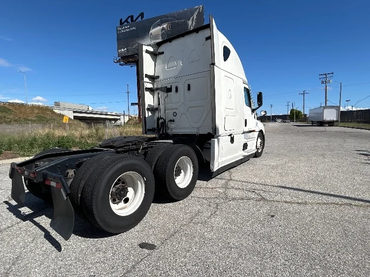 2022 Freightliner Cascadia in Torrance, CA — photo 7
