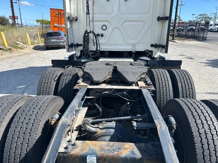 2022 Freightliner Cascadia in Torrance, CA — photo 6