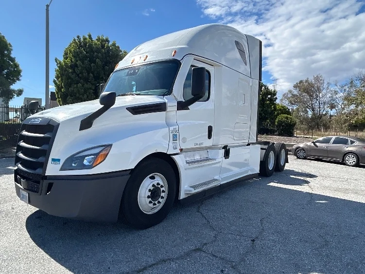 2022 Freightliner Cascadia in Torrance, CA — photo 3