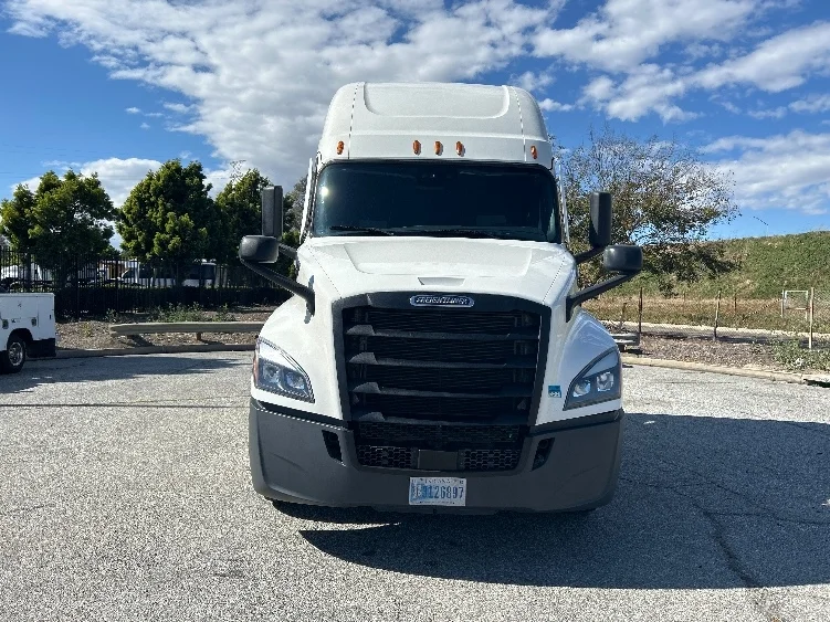 2022 Freightliner Cascadia in Torrance, CA — photo 2