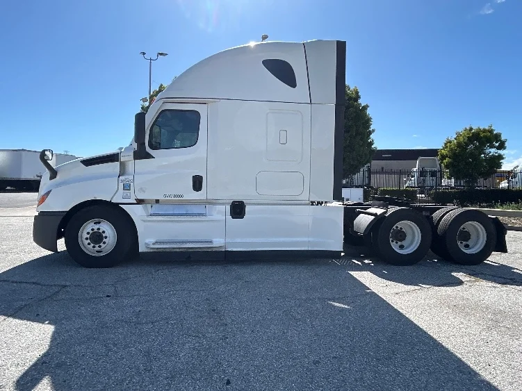 2022 Freightliner Cascadia in Torrance, CA — photo 4
