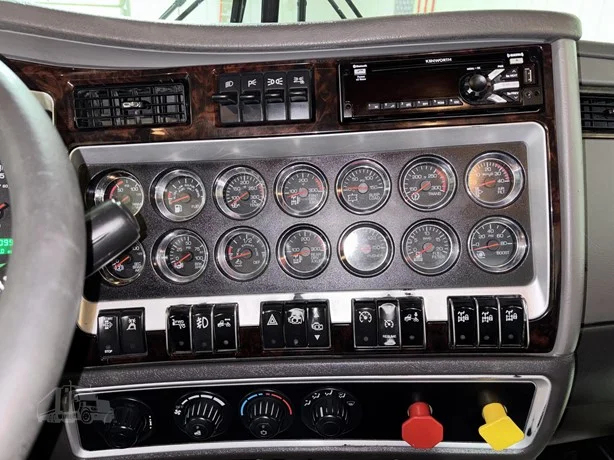 2017 Kenworth T800 in Hartford, SD — photo 14