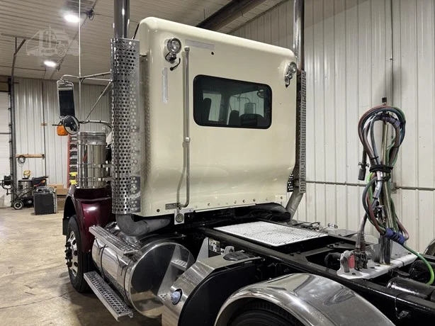 2017 Kenworth T800 in Hartford, SD — photo 10