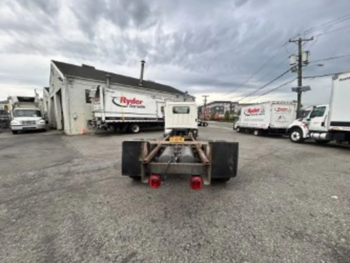 2015 Hino 338 - image 4