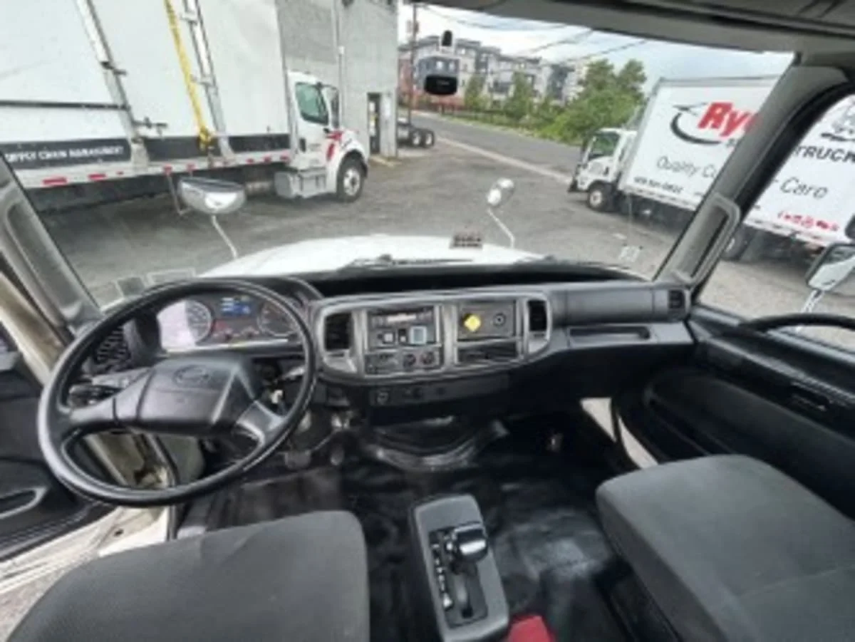 2015 Hino 338 - image 9