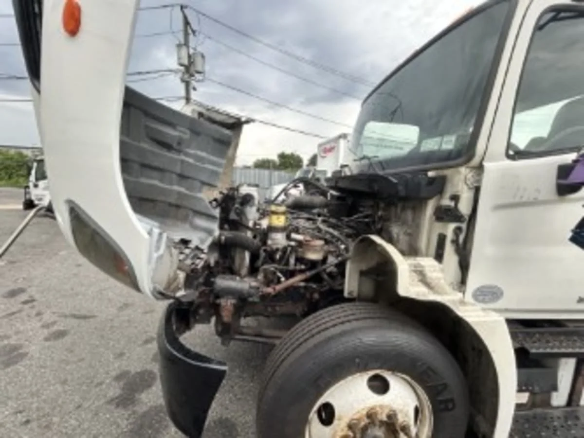 2015 Hino 338 - image 11