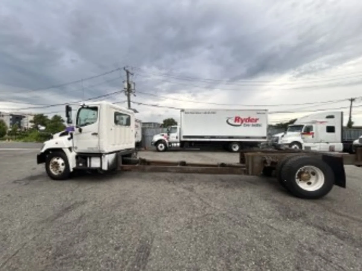 2015 Hino 338 - image 6