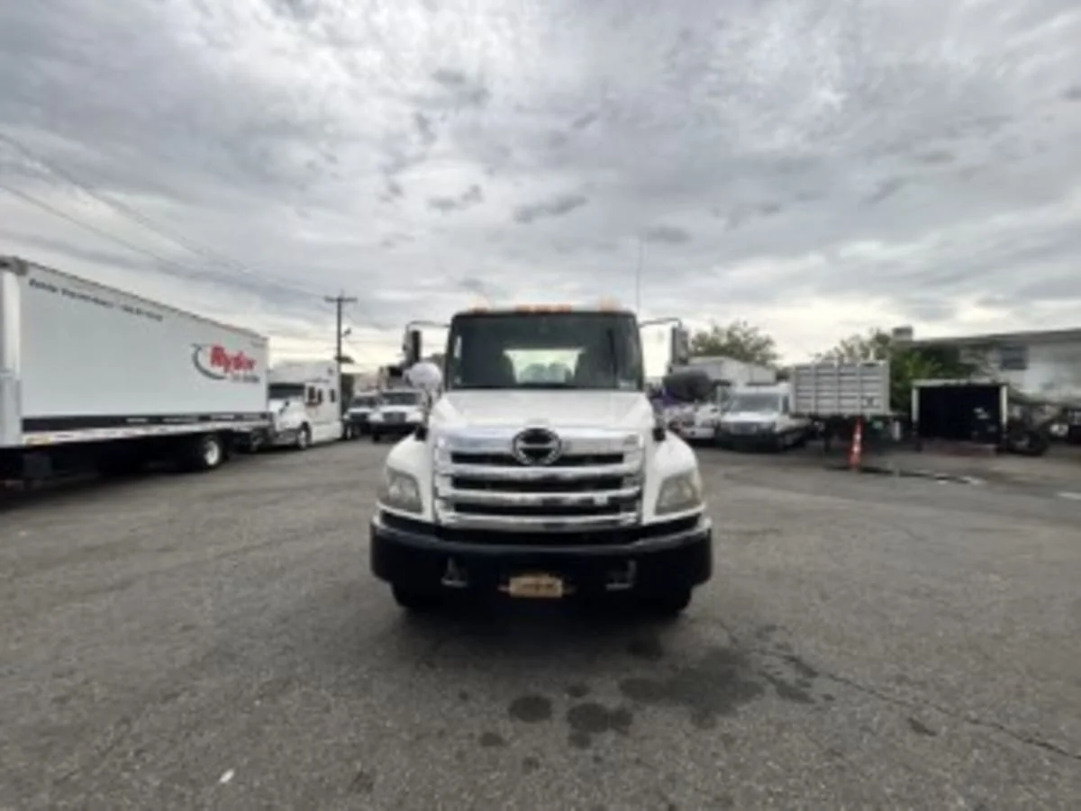 2015 Hino 338 - image 2