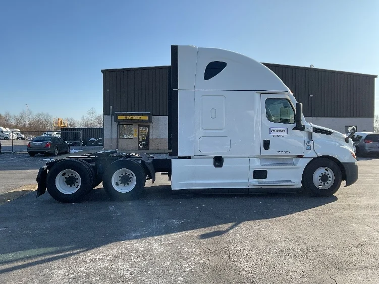 2022 Freightliner Cascadia - image 8