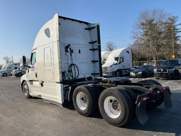 2022 Freightliner Cascadia - image 5