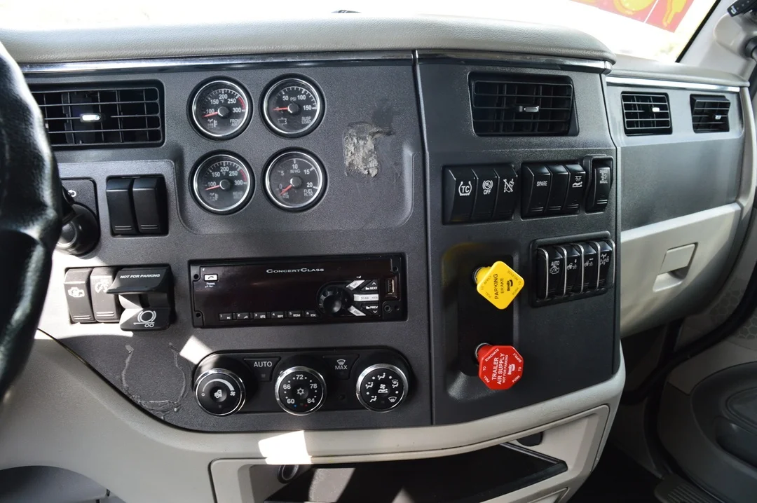 2019 Peterbilt 579 - image 10