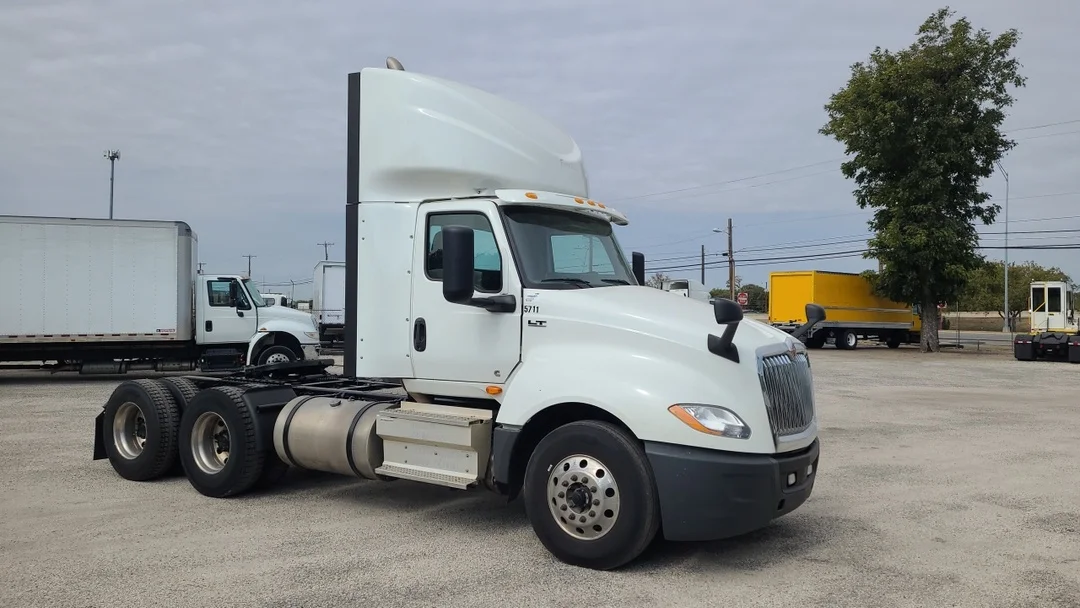 2021 International LT - image 7