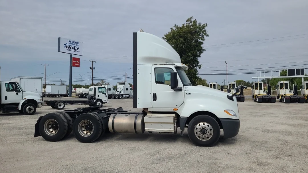 2021 International LT - image 8