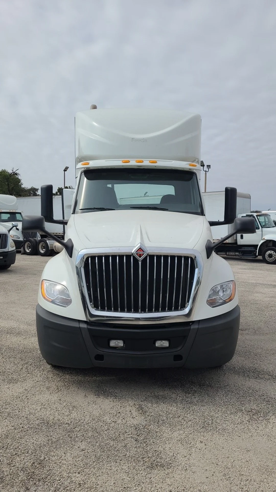 2021 International LT - image 6