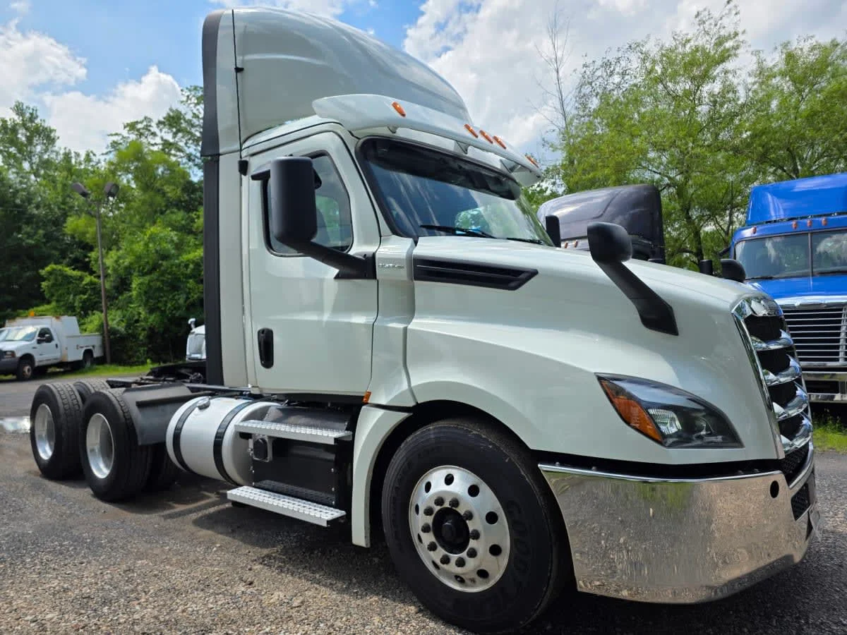2019 Freightliner Cascadia in Bensalem, PA — photo 3