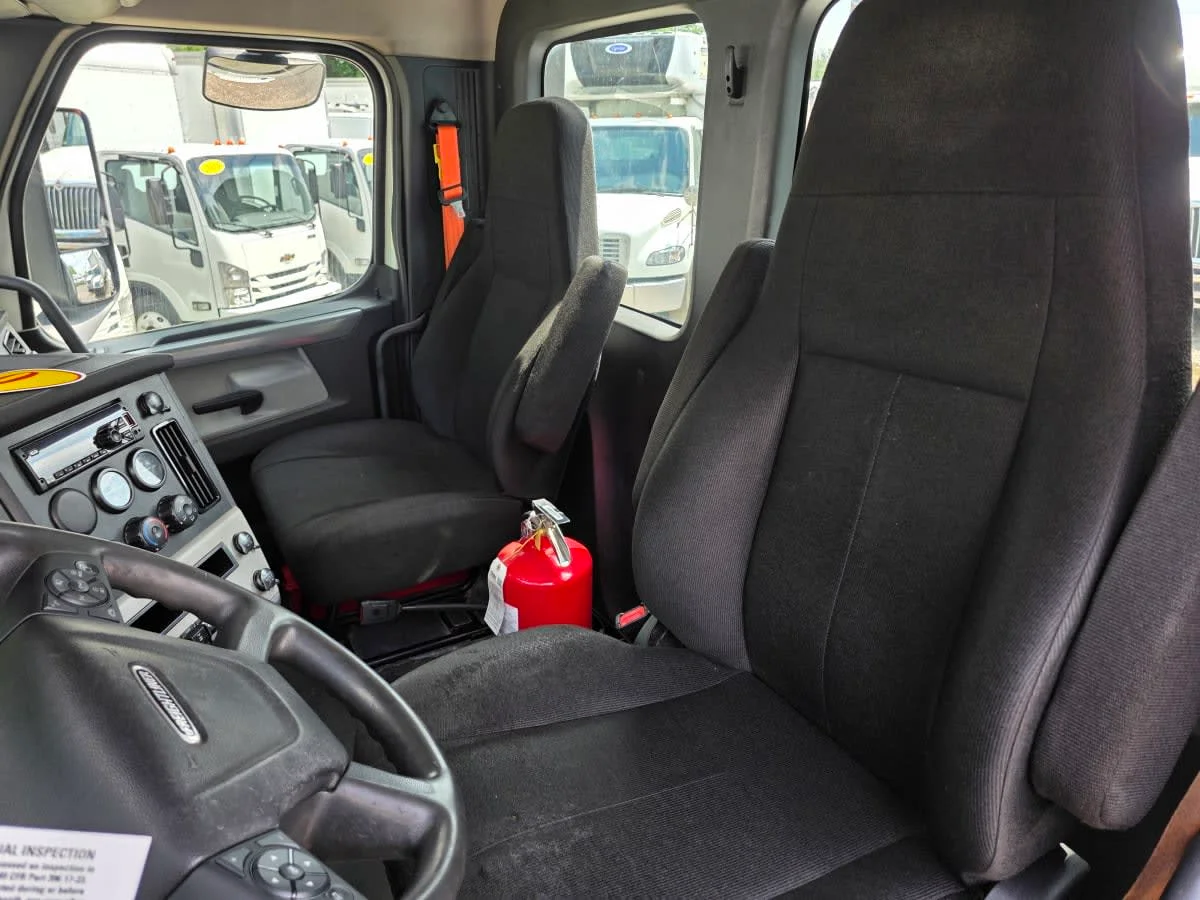 2019 Freightliner Cascadia in Bensalem, PA — photo 7