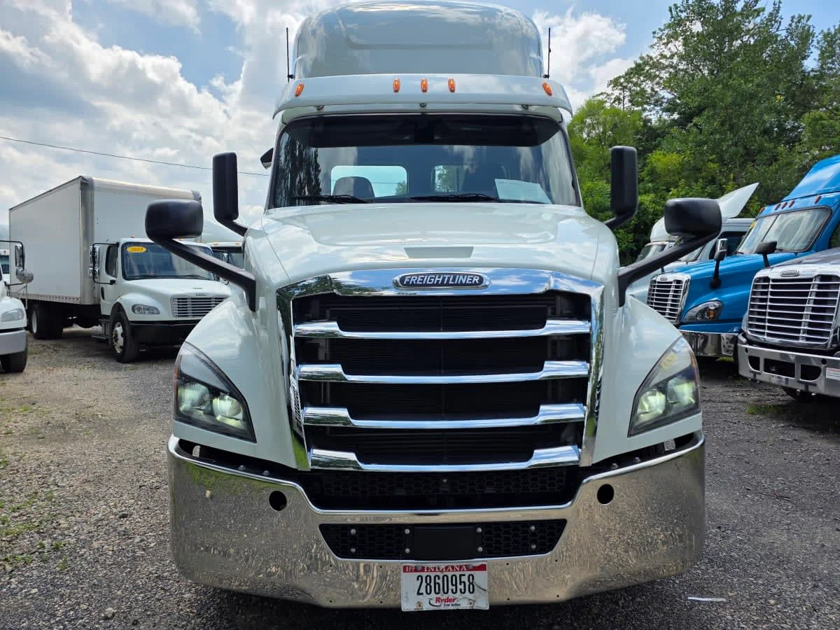 2019 Freightliner Cascadia in Bensalem, PA — photo 2