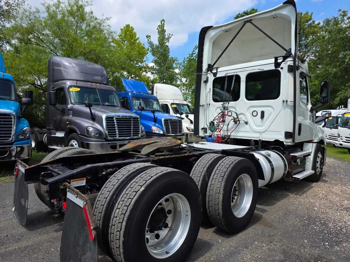 2019 Freightliner Cascadia in Bensalem, PA — photo 4