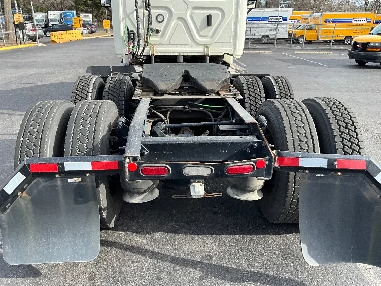 2019 Freightliner Cascadia in Capitol Heights, MD — photo 6
