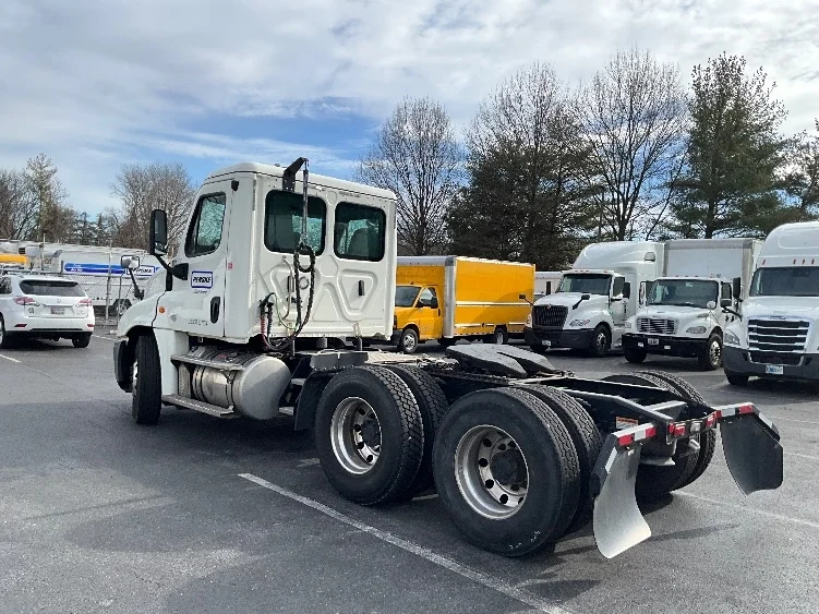 2019 Freightliner Cascadia in Capitol Heights, MD — photo 5