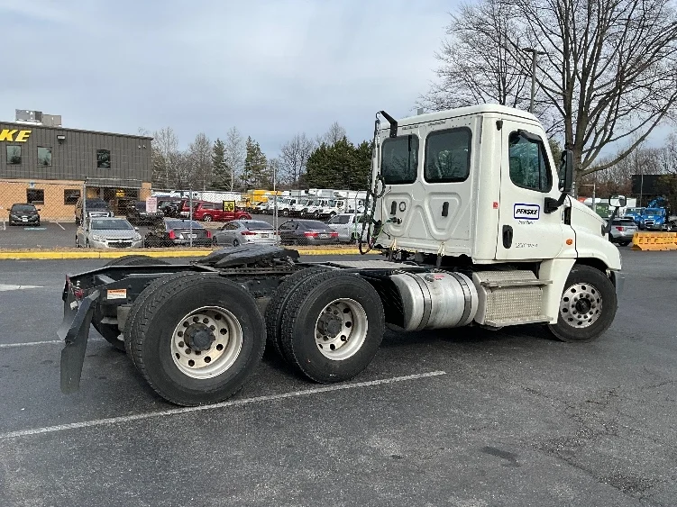2019 Freightliner Cascadia in Capitol Heights, MD — photo 8
