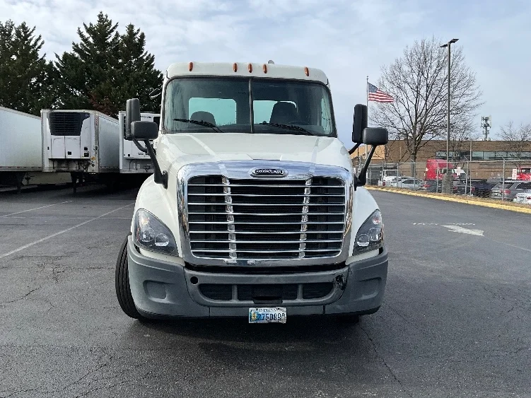 2019 Freightliner Cascadia in Capitol Heights, MD — photo 2
