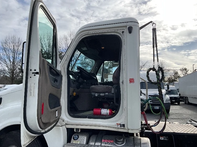 2019 Freightliner Cascadia in Capitol Heights, MD — photo 9