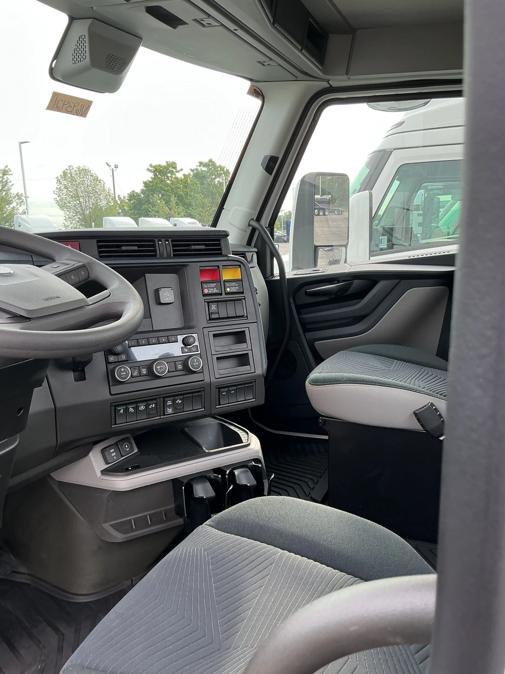 2025 Volvo VNL 300 - image 5