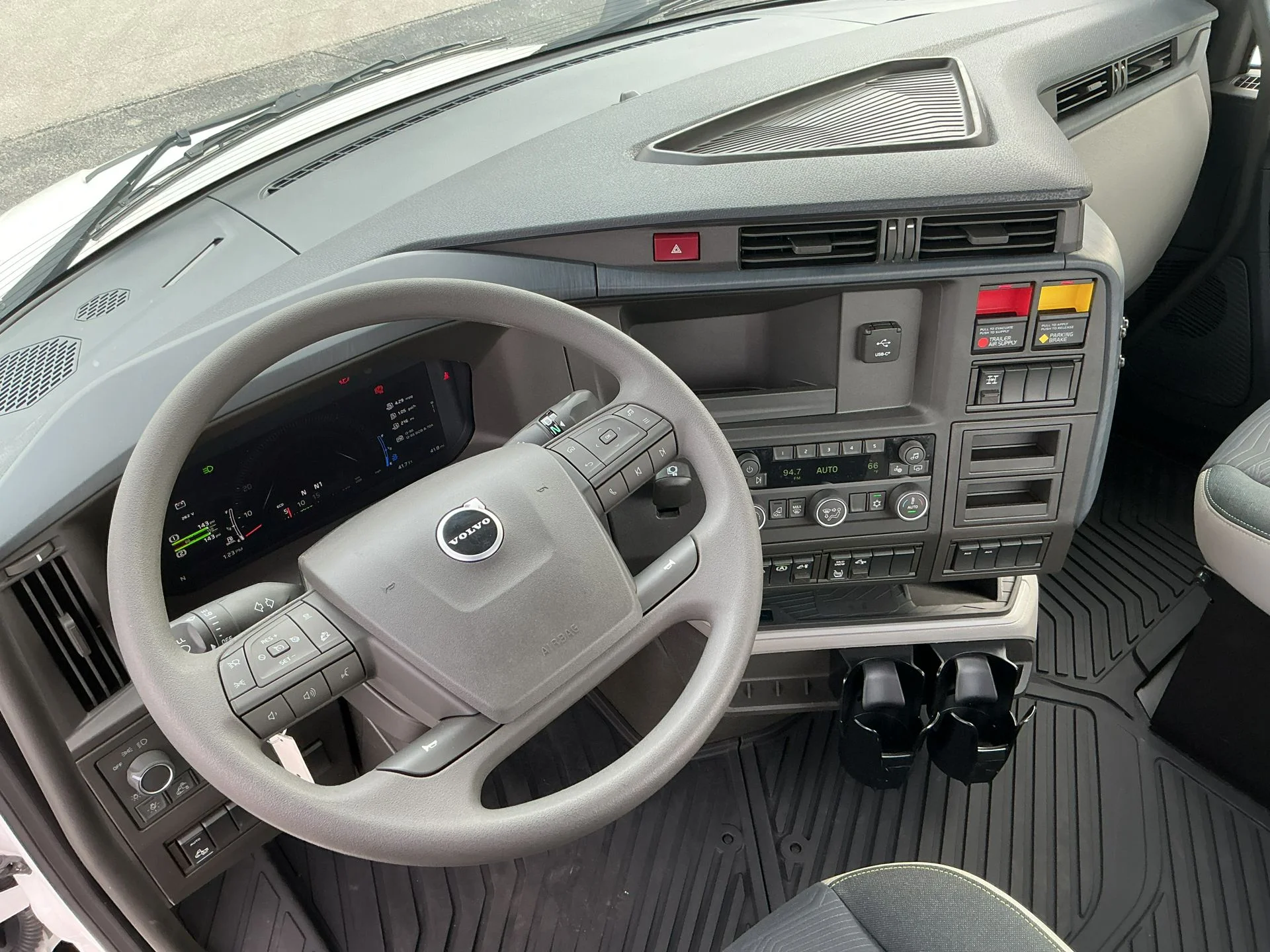 2025 Volvo VNL 300 - image 8