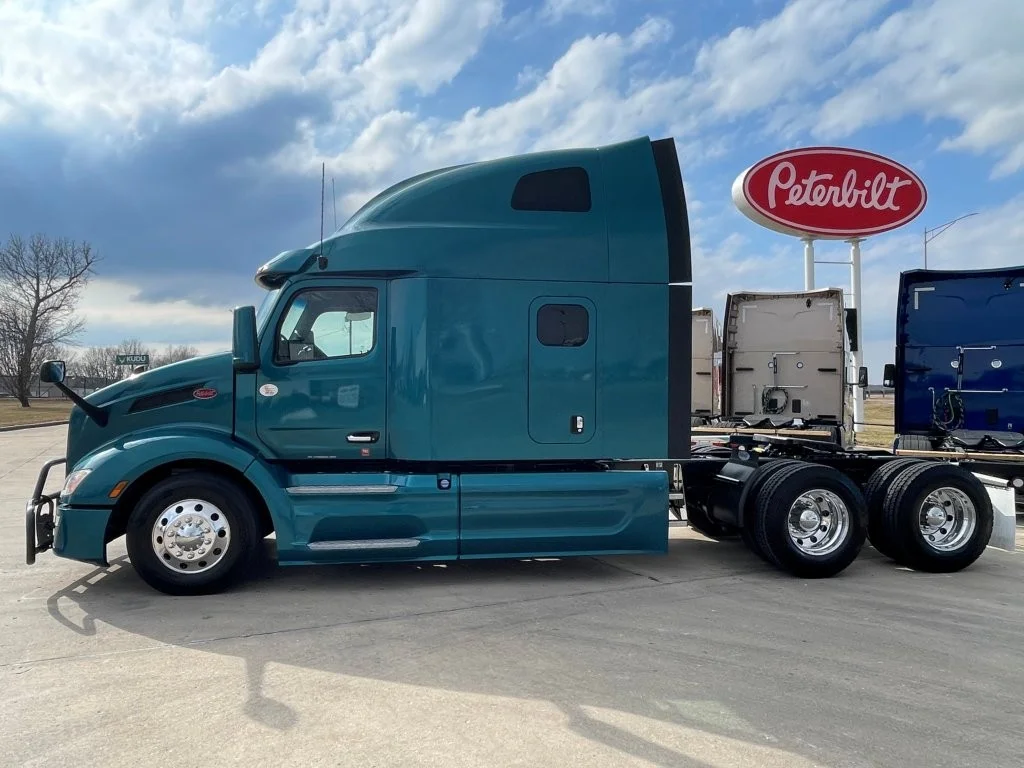 2023 Peterbilt 579 - image 2
