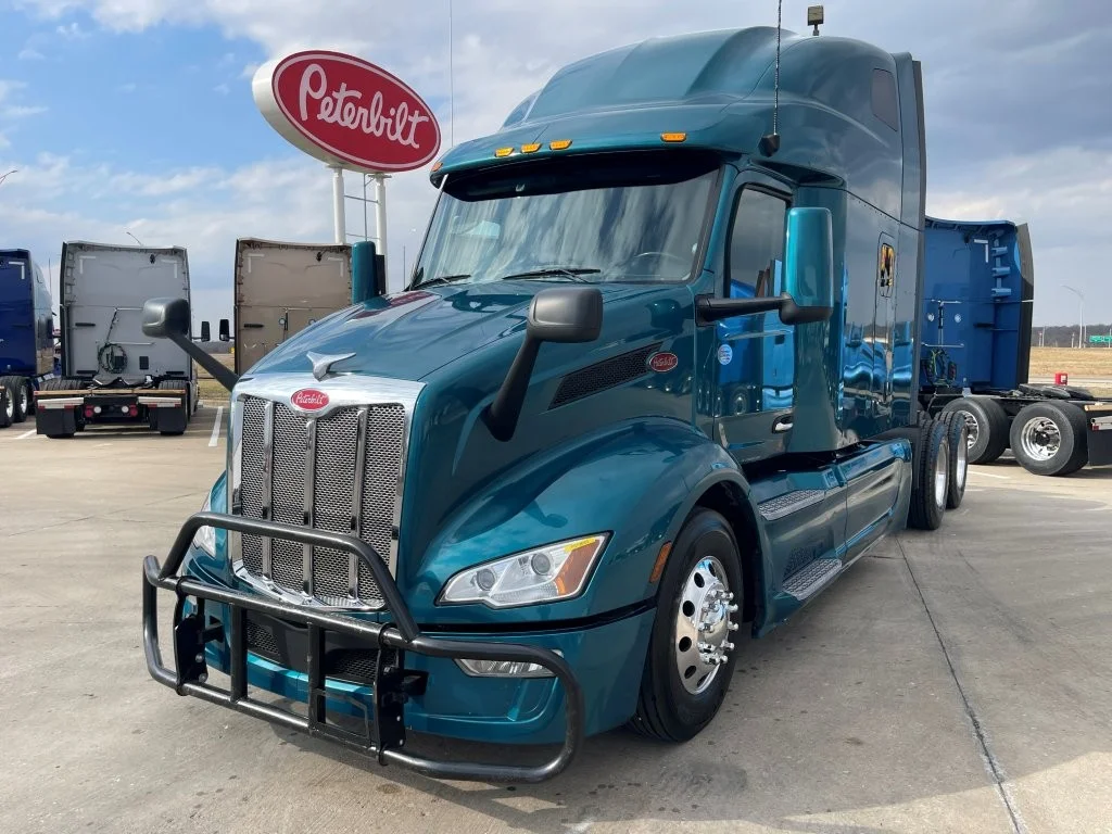 2023 Peterbilt 579 - image 1