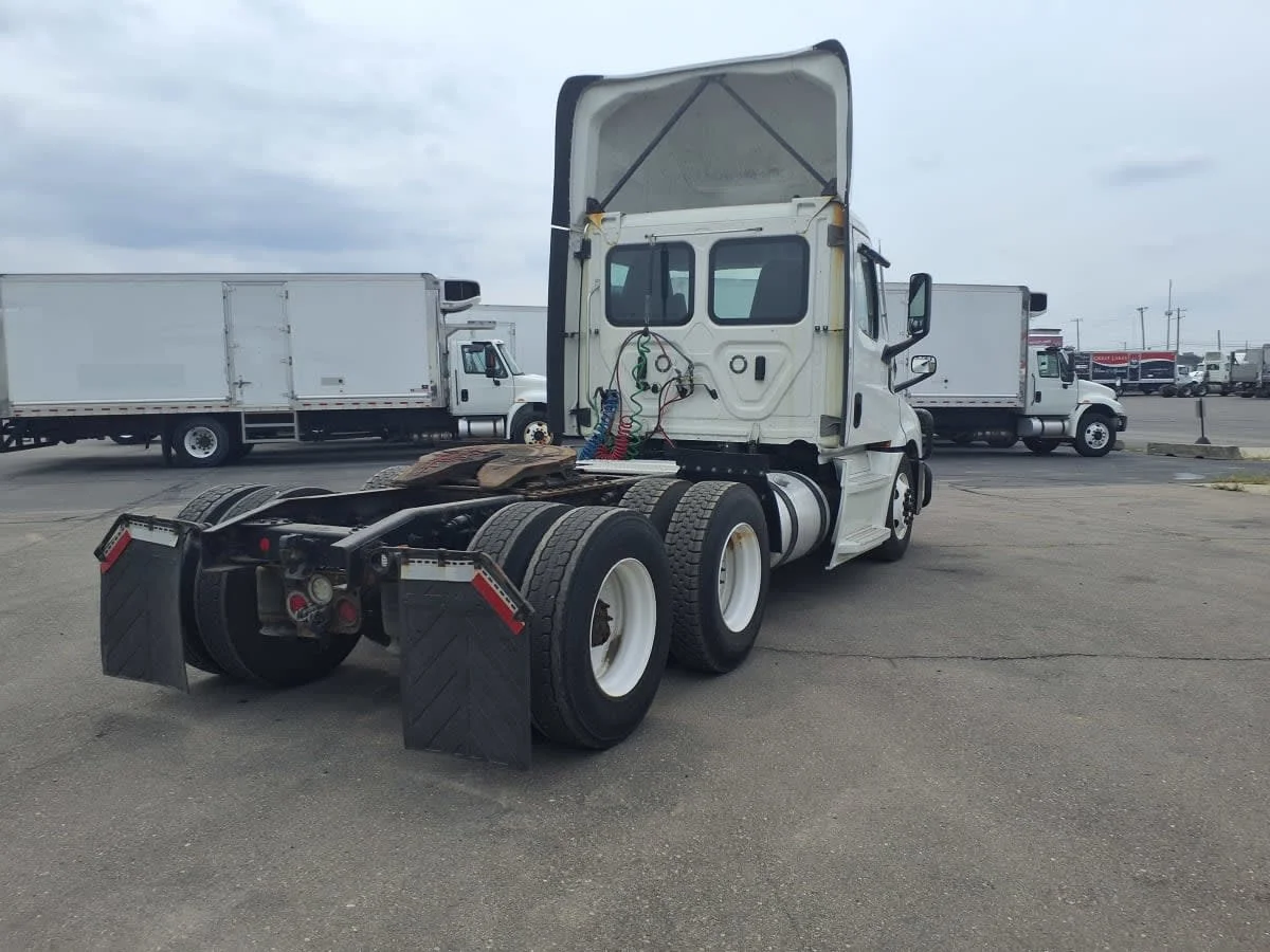 2021 Freightliner Cascadia in Taylor, MI — photo 4