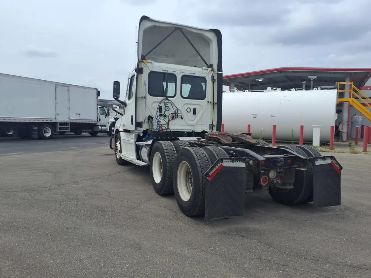 2021 Freightliner Cascadia in Taylor, MI — photo 6