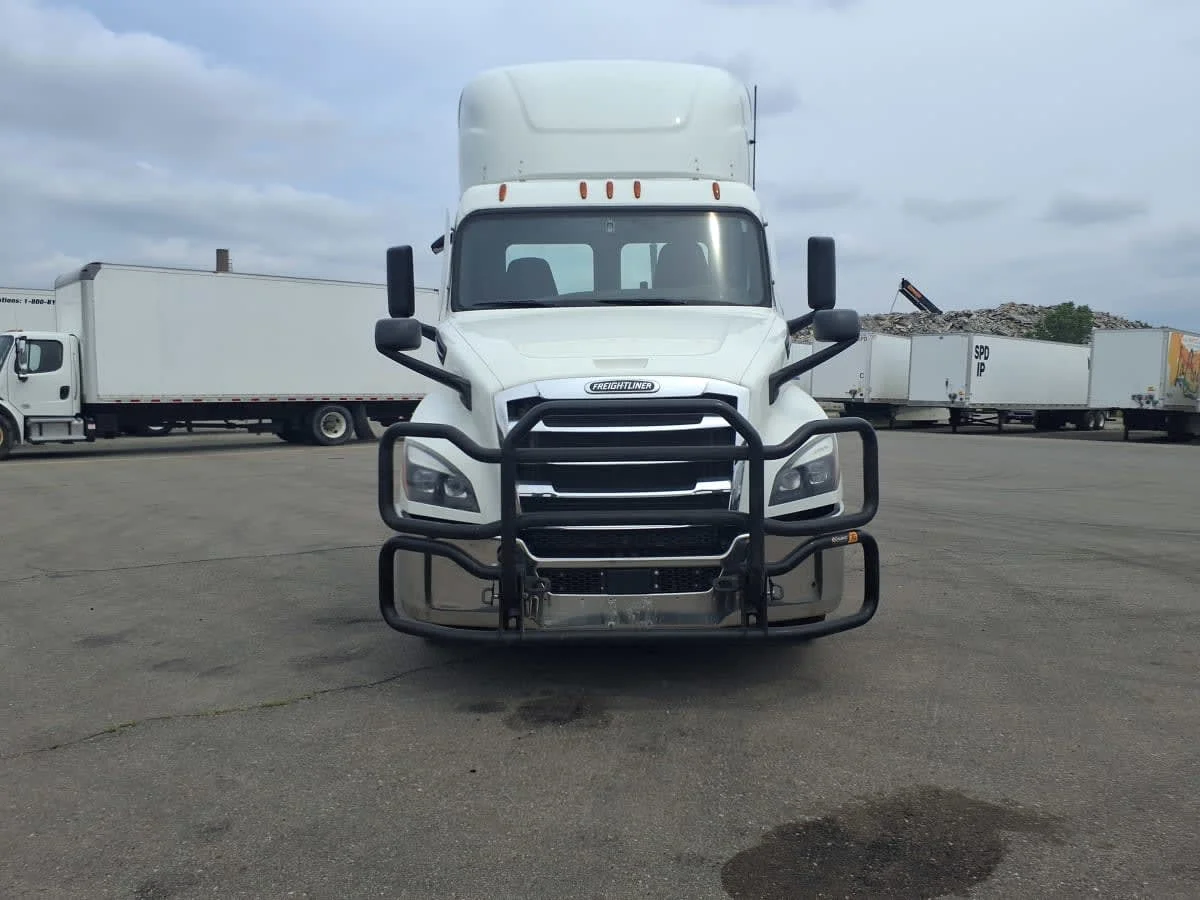 2021 Freightliner Cascadia in Taylor, MI — photo 2