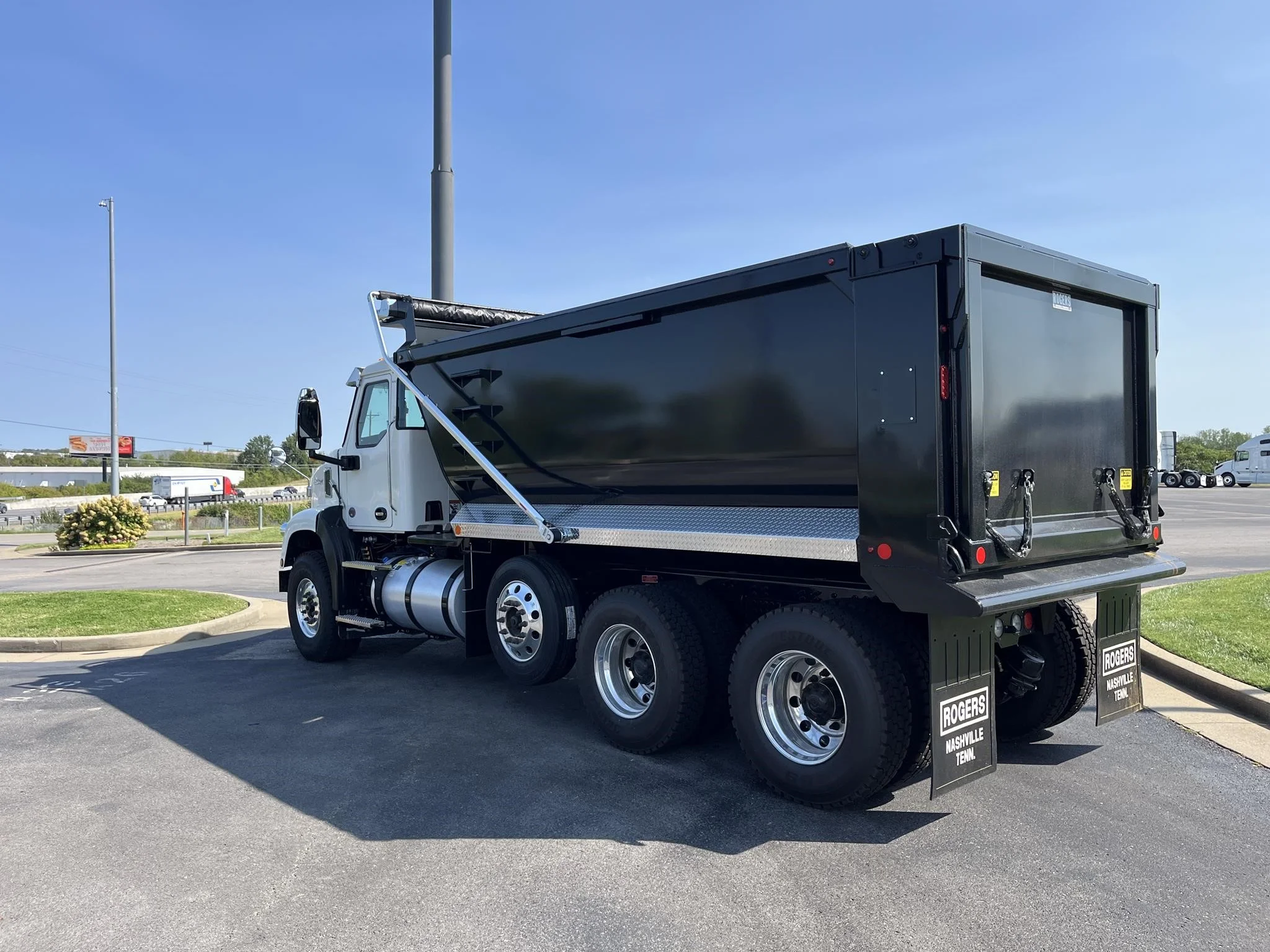 2024 Autocar DC-64 in La Vergne, TN — photo 5