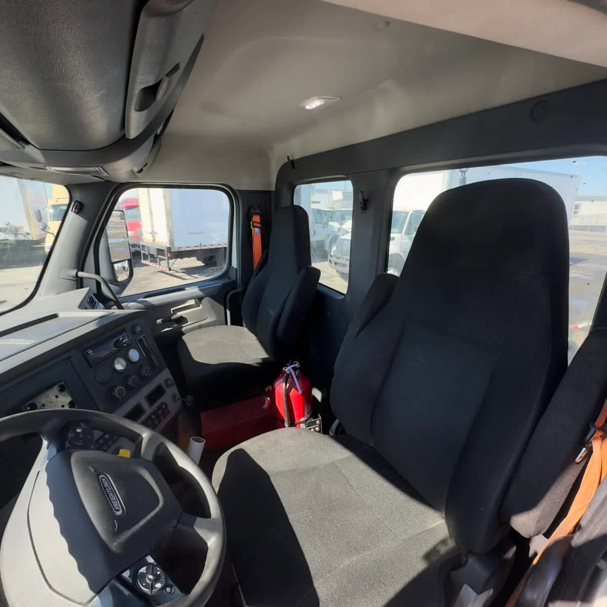 2019 Freightliner Cascadia - image 7