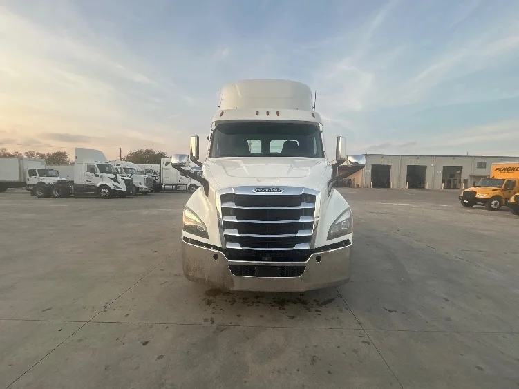 2021 Freightliner Cascadia - image 2