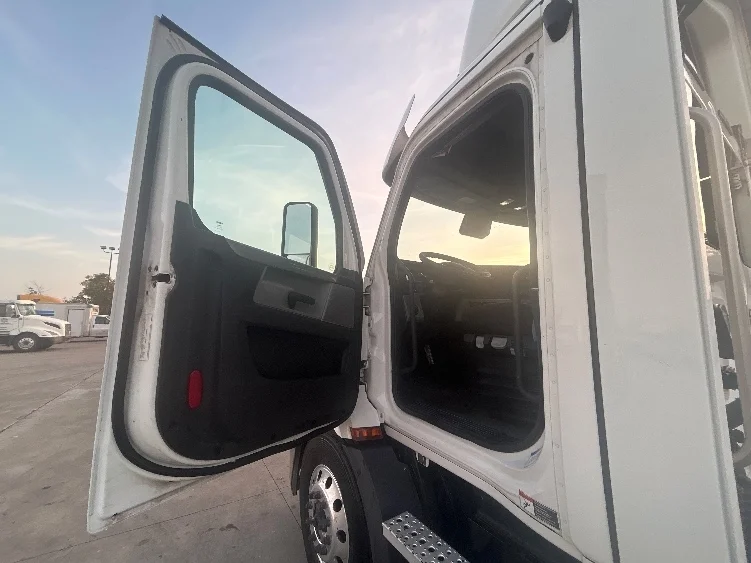 2021 Freightliner Cascadia - image 9