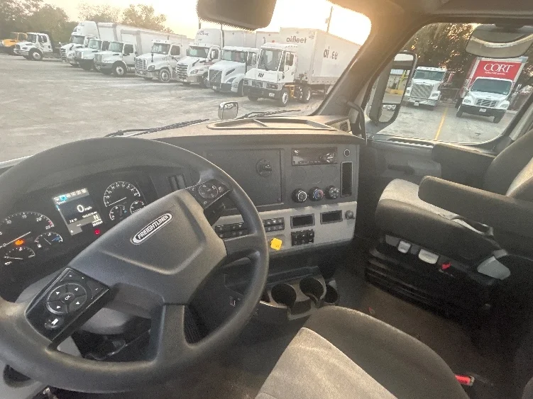 2021 Freightliner Cascadia - image 10