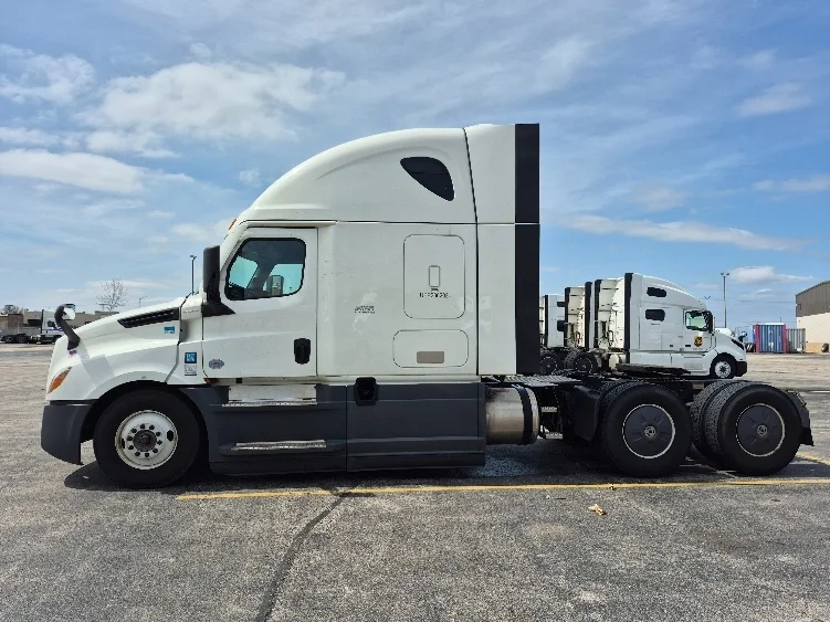2023 Freightliner Cascadia - image 4