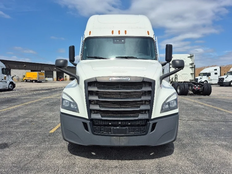 2023 Freightliner Cascadia - image 2