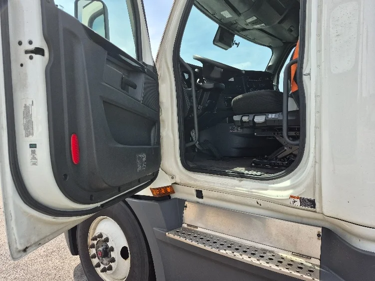 2023 Freightliner Cascadia - image 9