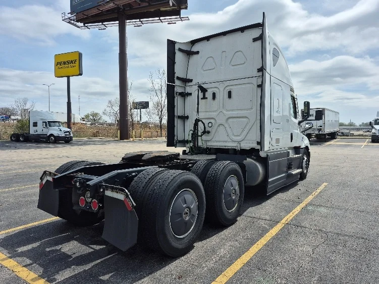 2023 Freightliner Cascadia - image 7